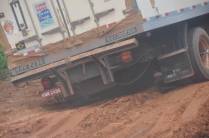 Caminhão luta para não atolar na Transamazônica - PA